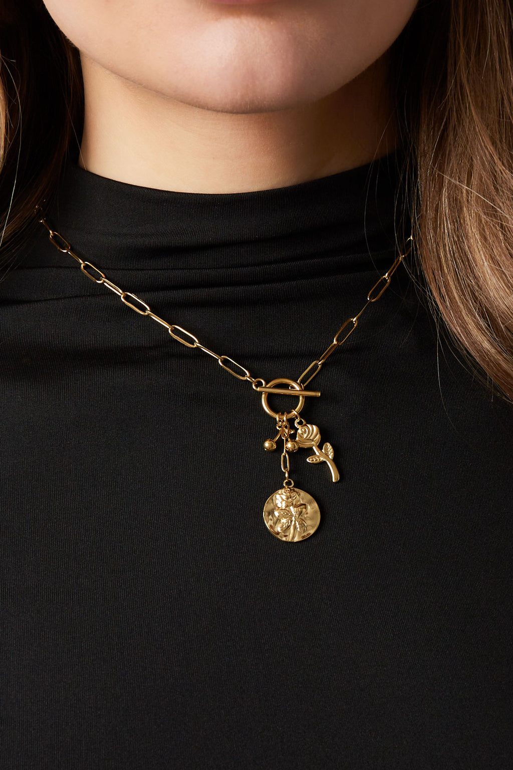 collana con ciondolo rosa addormentata