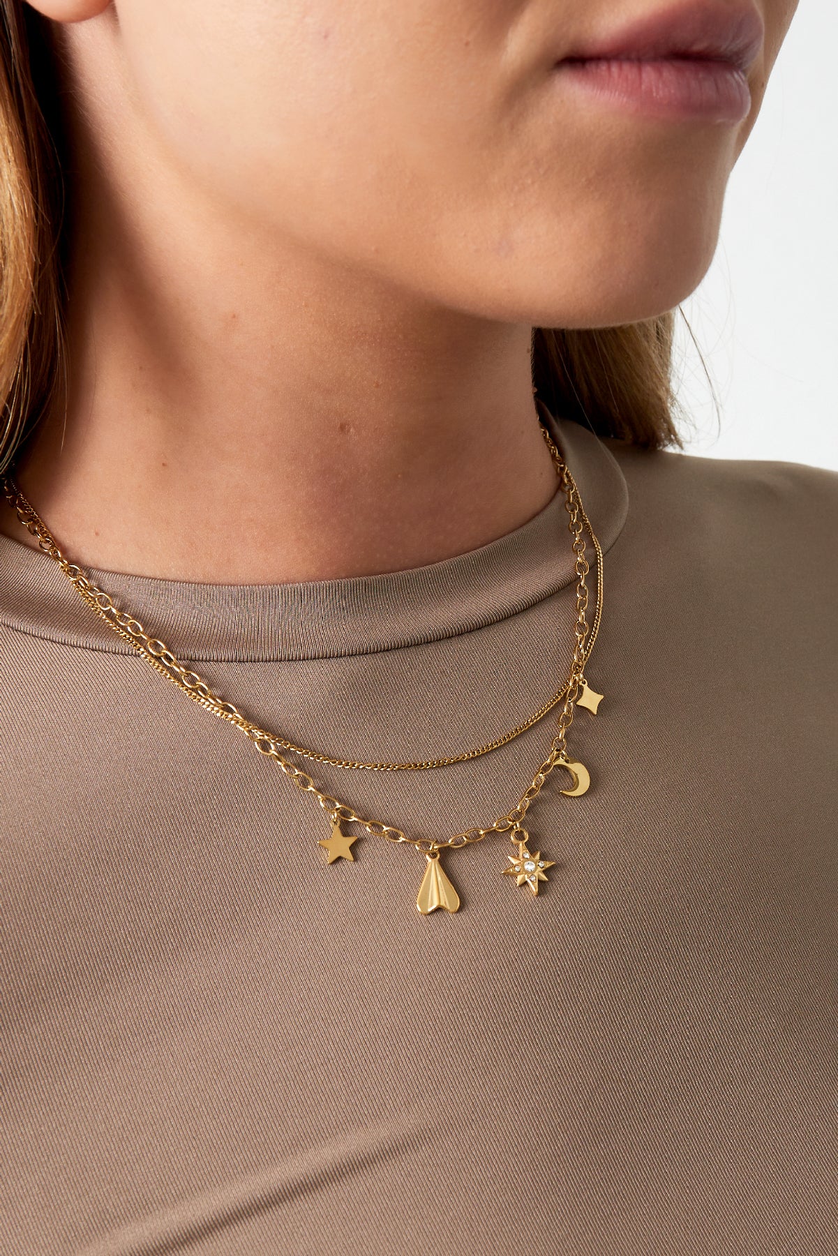 collana con ciondoli senza tempo