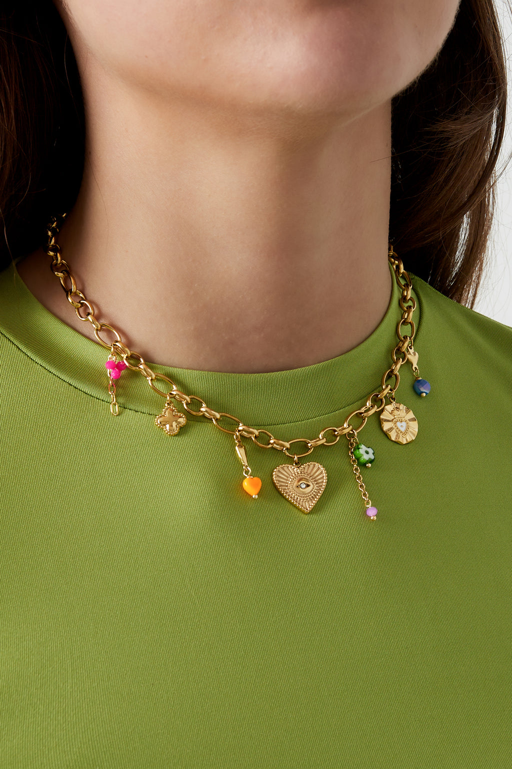 collana con ciondolo a forma di occhio