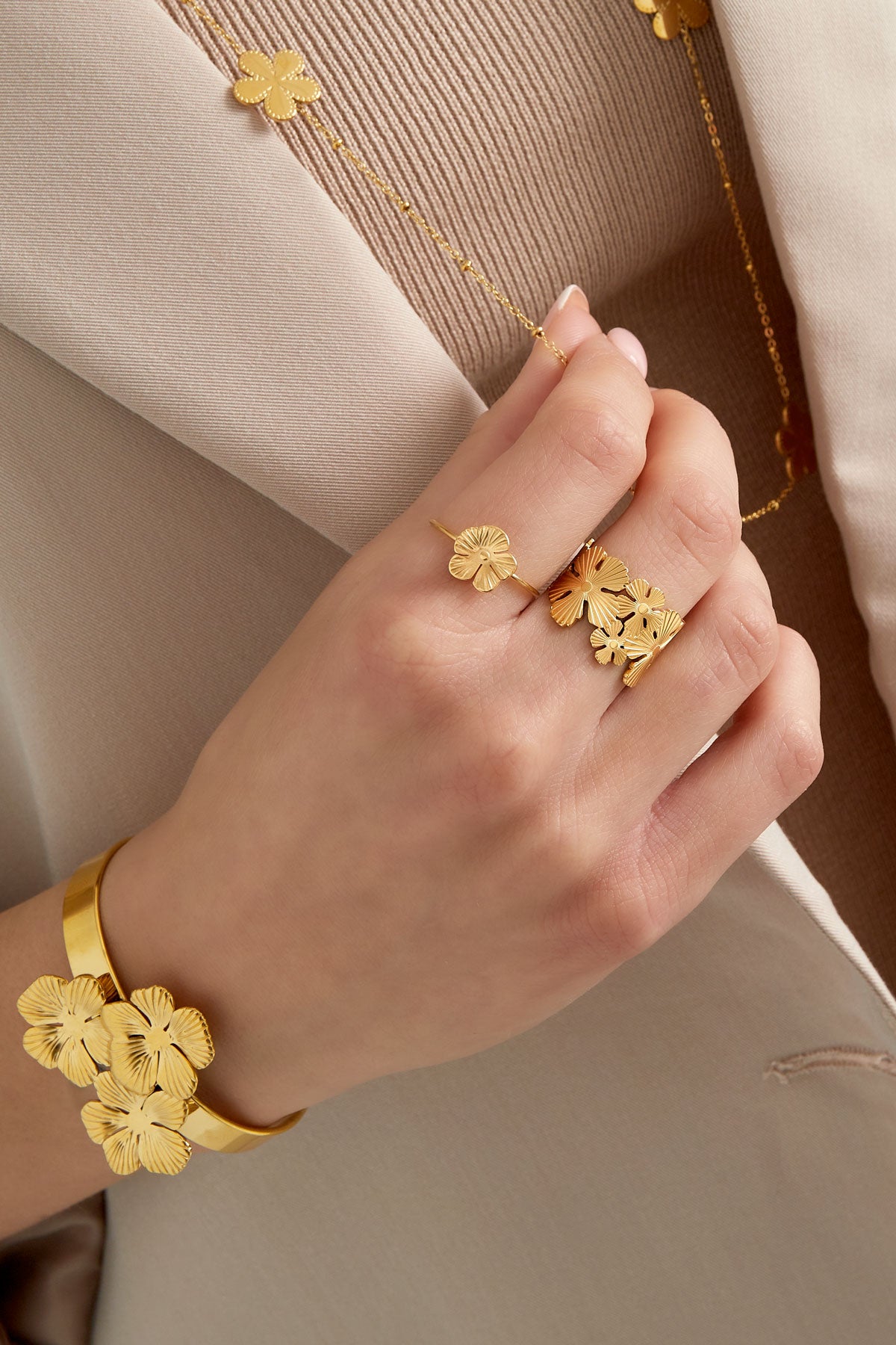 anello con fiore carino