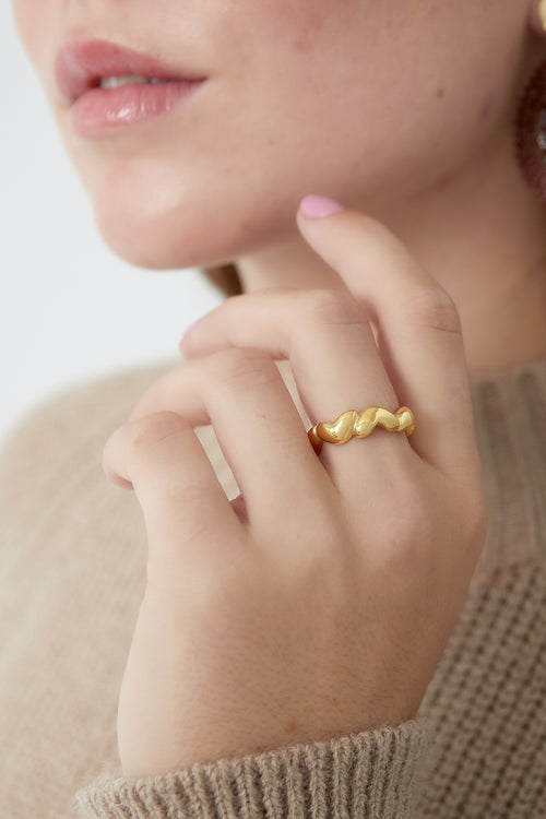 anello hearts around