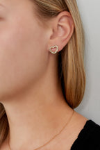borchie a forma di cuore con diamanti