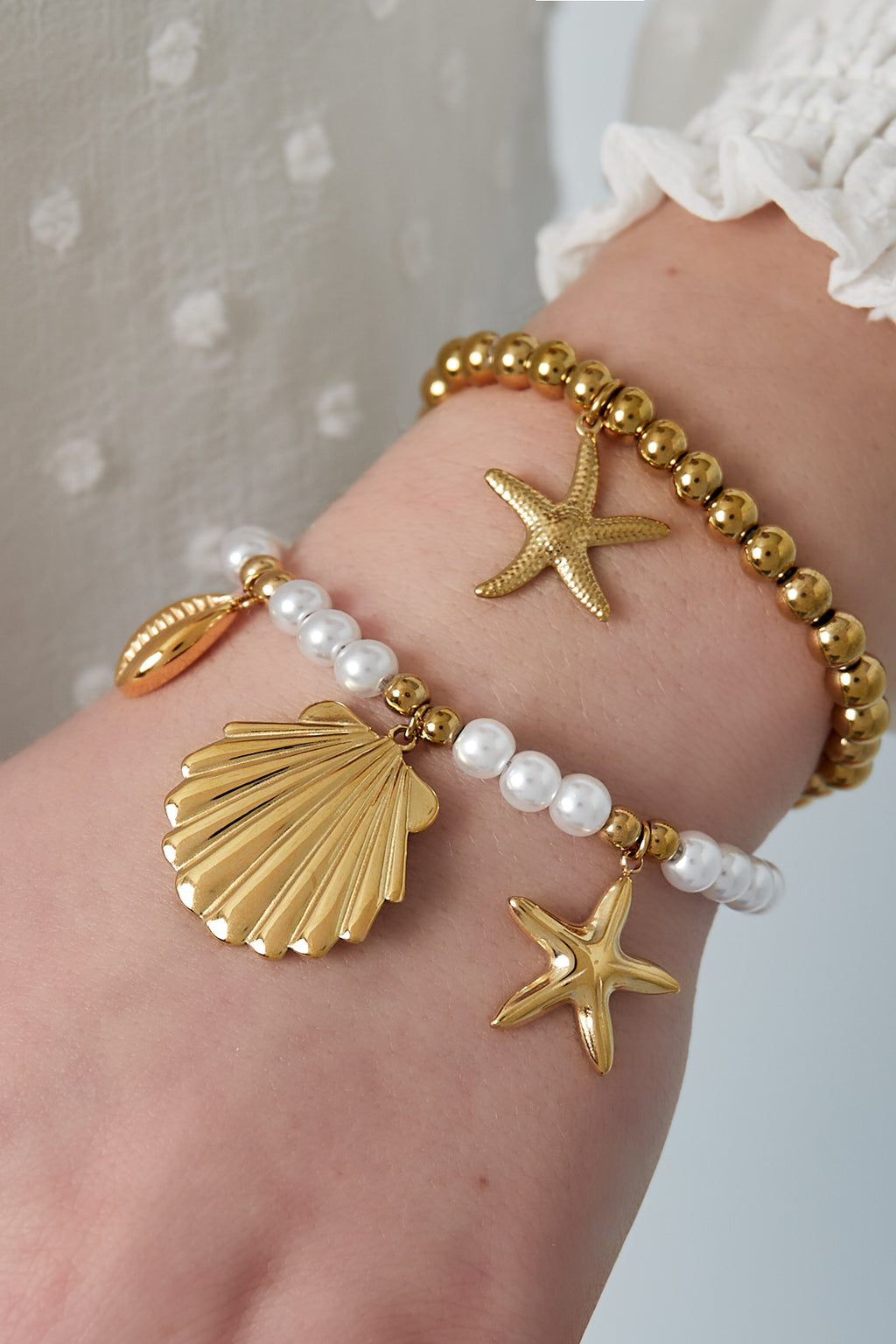 bracciale di perle con ciondoli marini