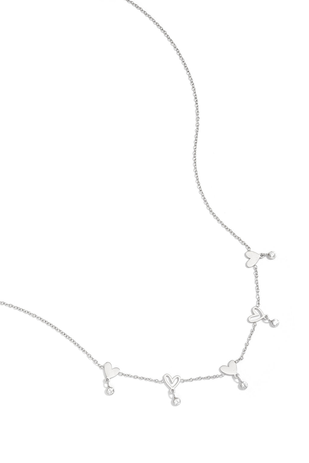 Collana con cuori alternati e pietre pendenti
