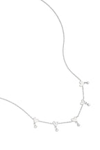 Collana con cuori alternati e pietre pendenti