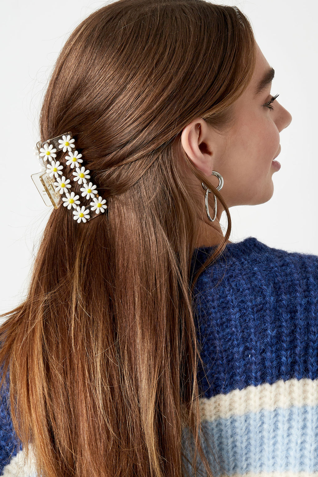 Fermaglio per capelli basico con fiori bianchi