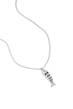 Collana con ciondolo a forma di pesce in movimento
