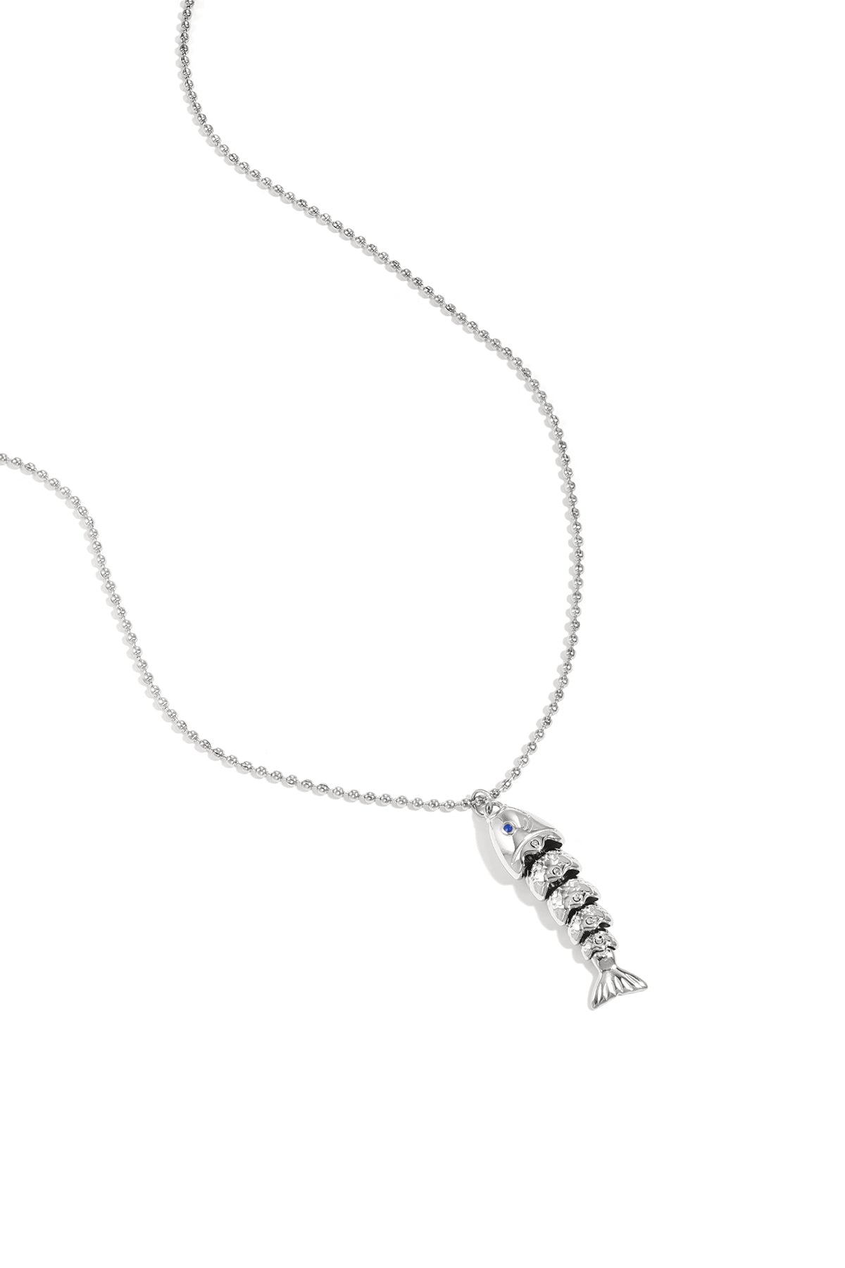 Collana con ciondolo a forma di pesce in movimento