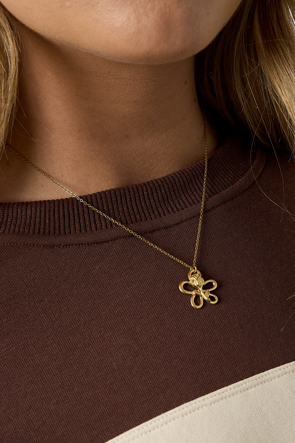 Collana con rosa su pendente a forma di fiore