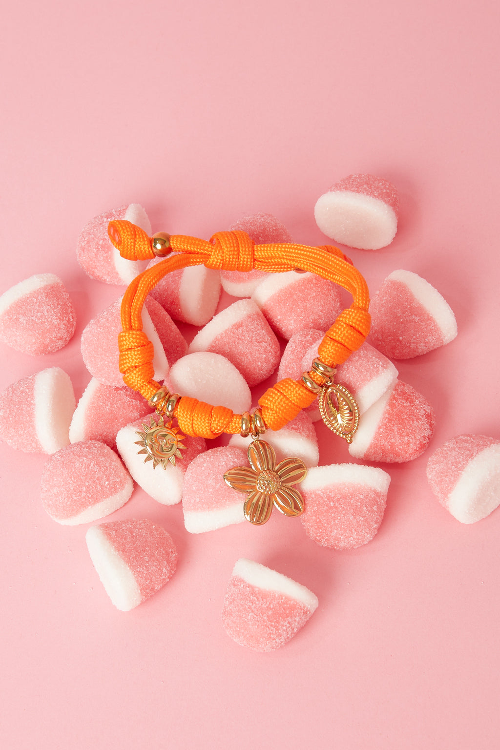 Bracciale in corda con nodi e vari ciondoli