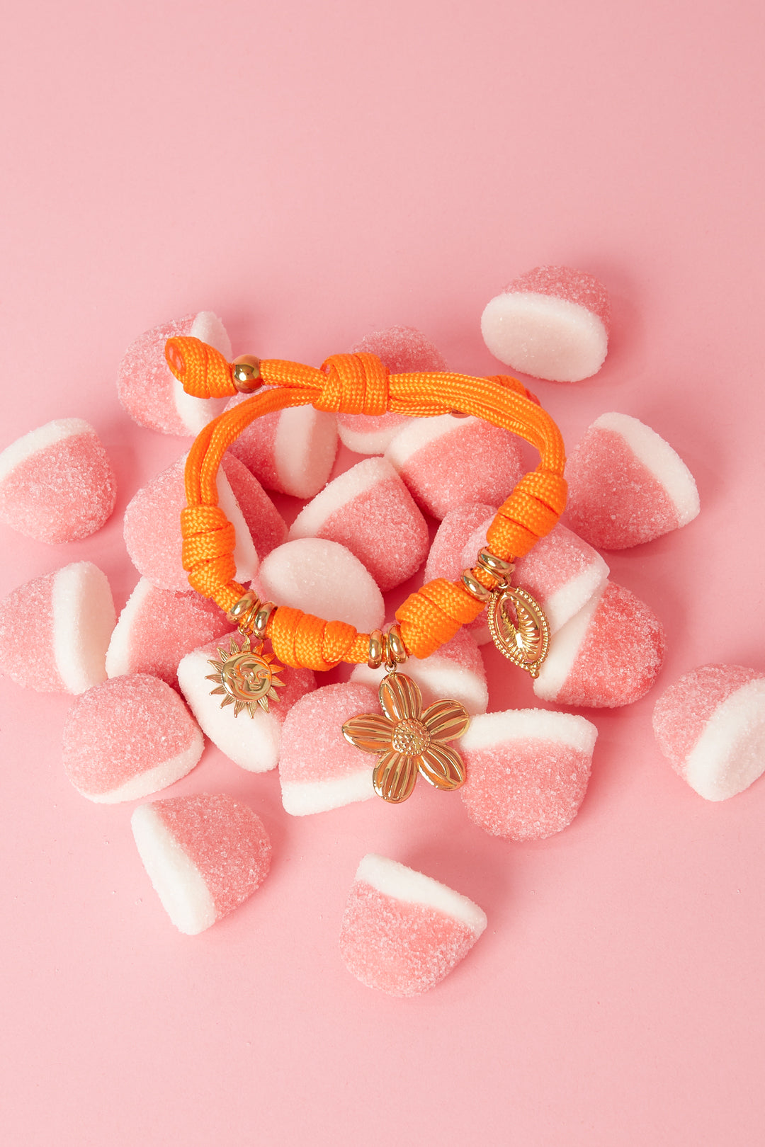 Bracciale in corda con nodi e vari ciondoli