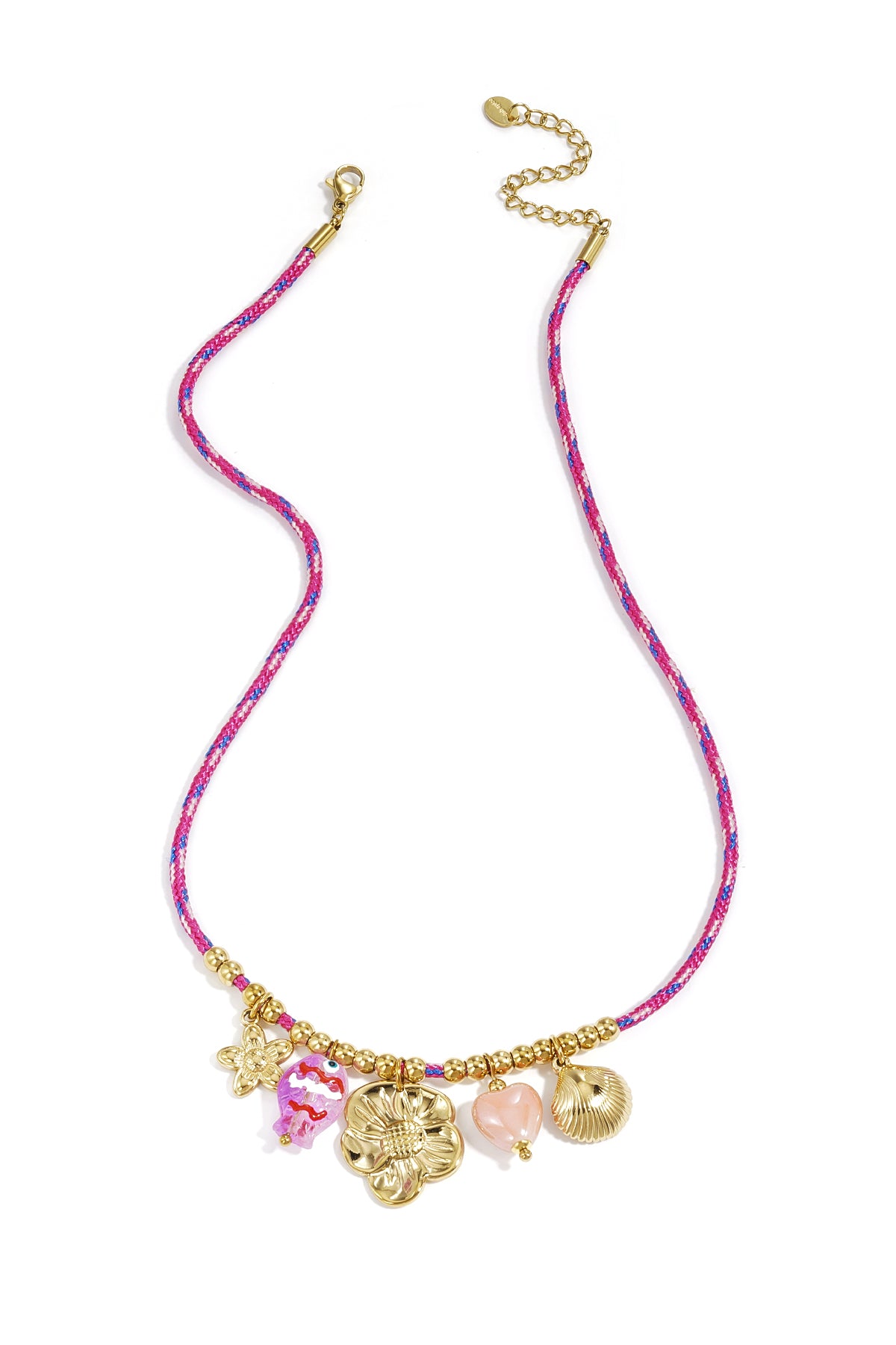 Collana con cordino colorato e vari ciondoli tra cui un ciondolo a forma di pesce.