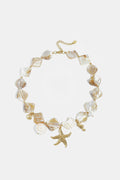 Collana con conchiglie, ciondoli marini e perline dorate