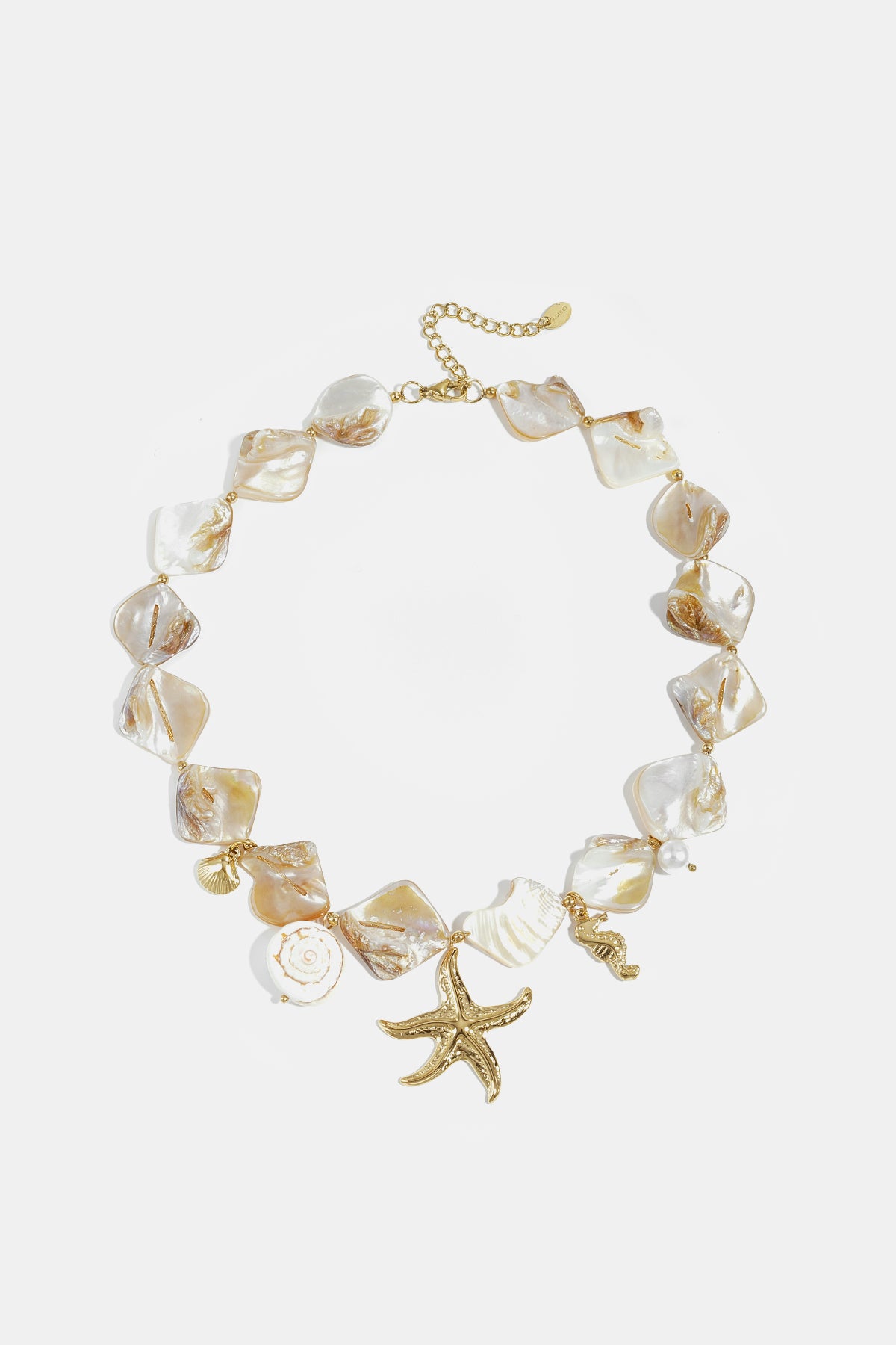 Collana con conchiglie, ciondoli marini e perline dorate