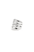 Anello a strati con design a strisce