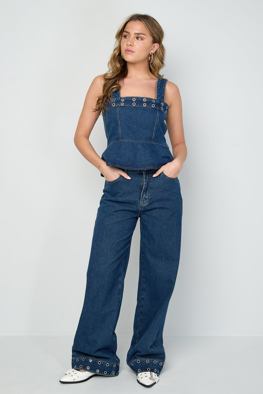 Jeans con occhielli