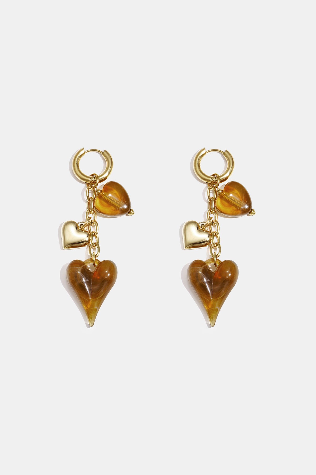 Orecchini con cuori pendenti su una catenina