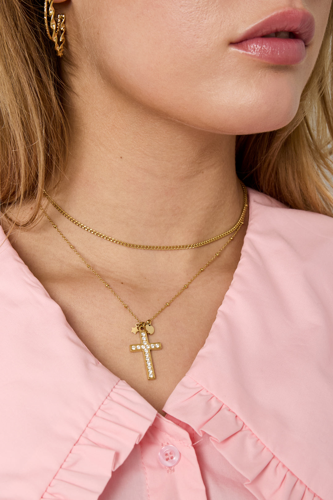 Collana con pendente a croce decorato e ciondoli