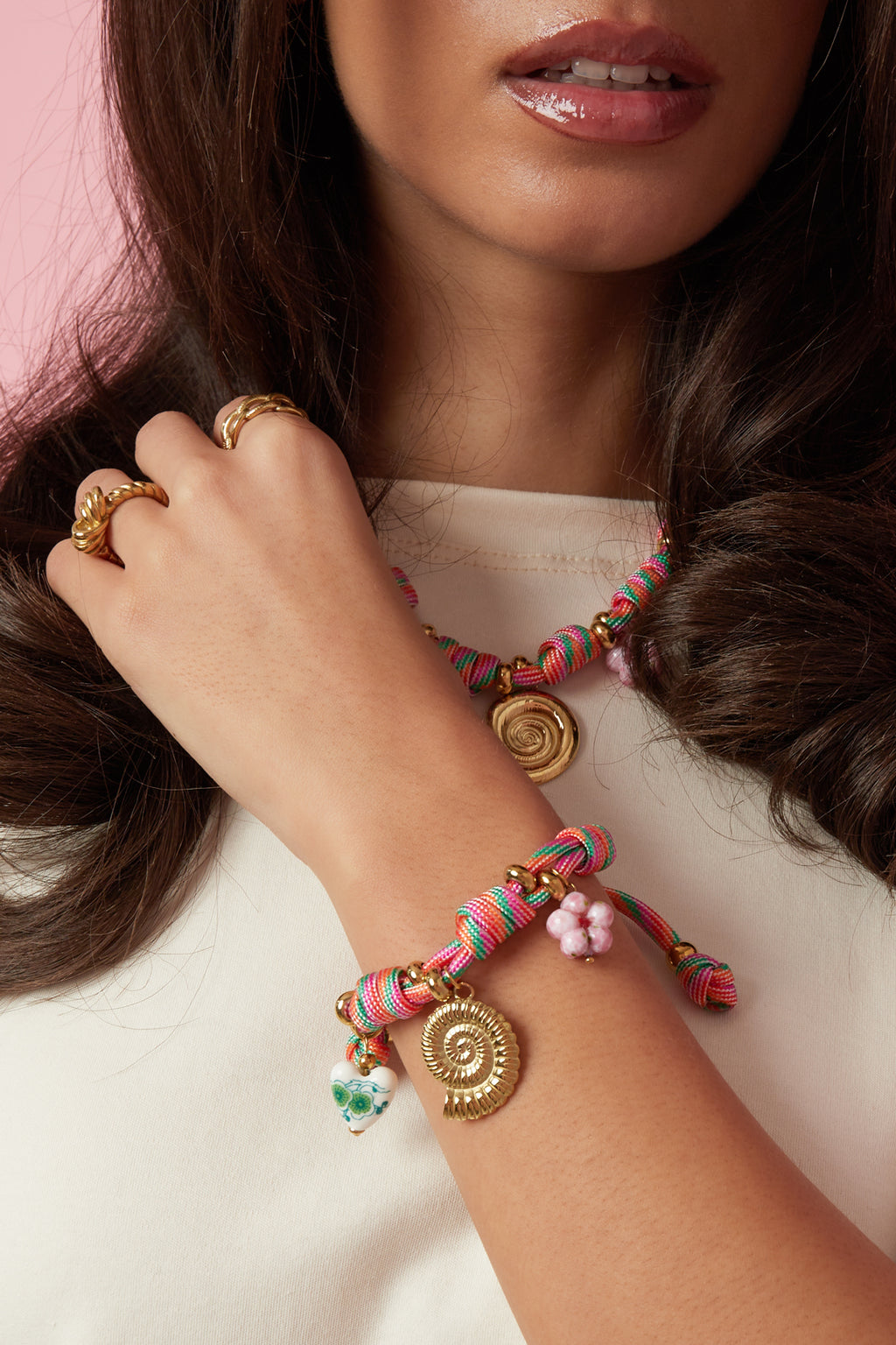 Bracciale in corda con nodi e ciondoli a forma di conchiglia