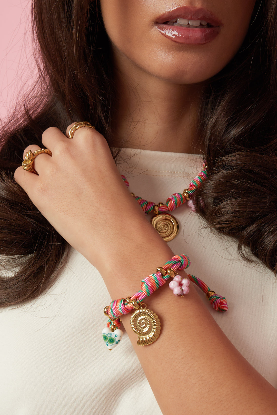 Bracciale in corda con nodi e ciondoli a forma di conchiglia