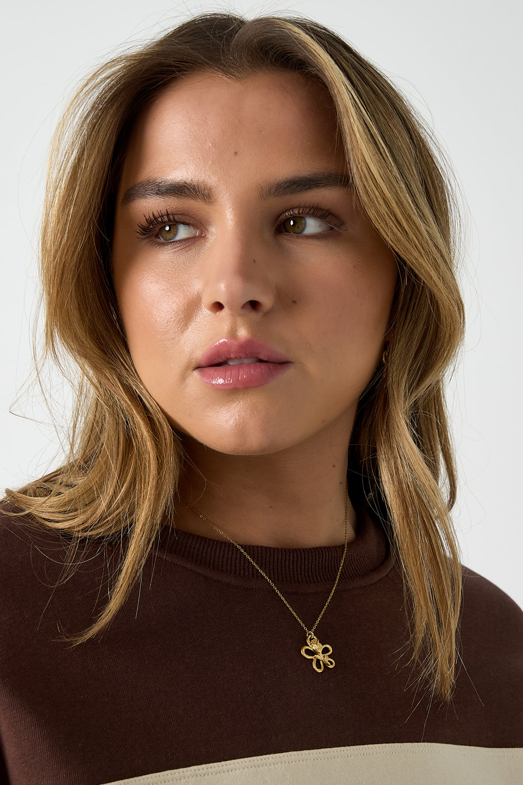 Collana con rosa su pendente a forma di fiore