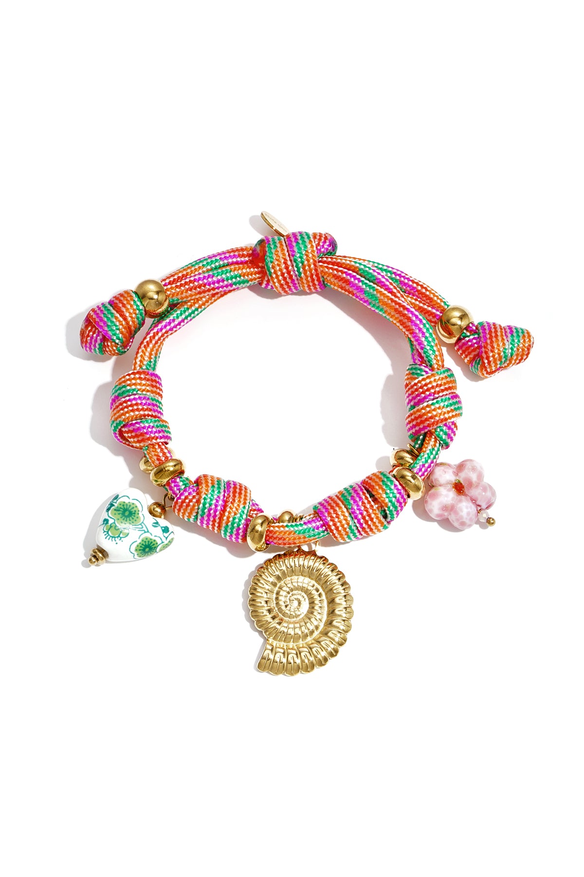 Bracciale in corda con nodi e ciondoli a forma di conchiglia