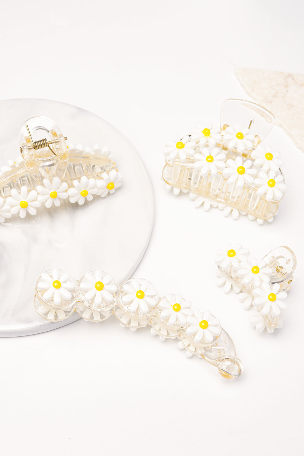 Fermaglio per capelli basico con fiori bianchi