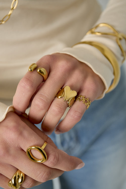 Anello importante con dettagli a goccia e cuore