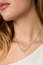 Collana con pendente ovale decorato