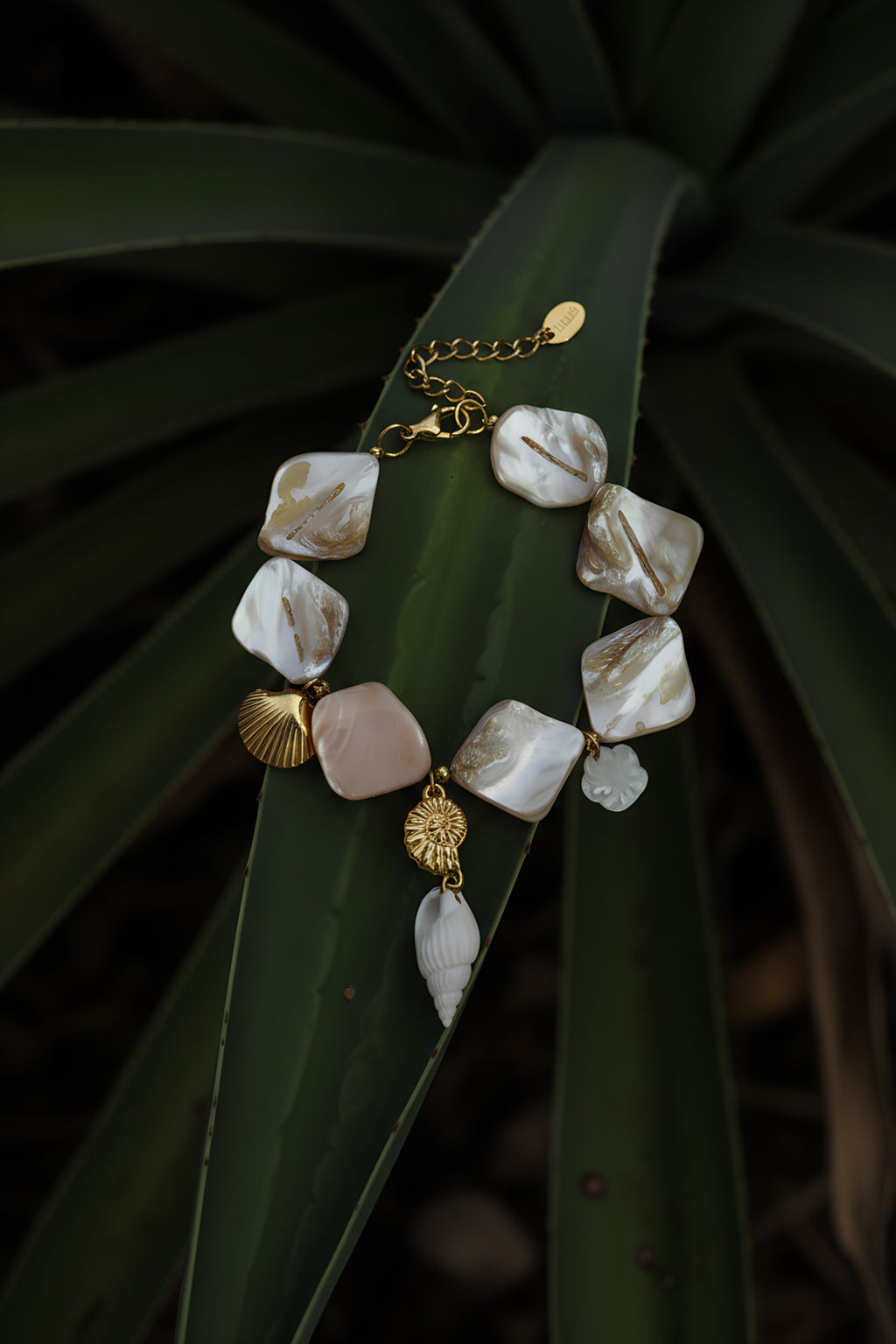 Bracciale con conchiglie e ciondoli marini beige