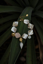 Bracciale con conchiglie e ciondoli marini beige