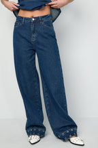 Jeans con occhielli