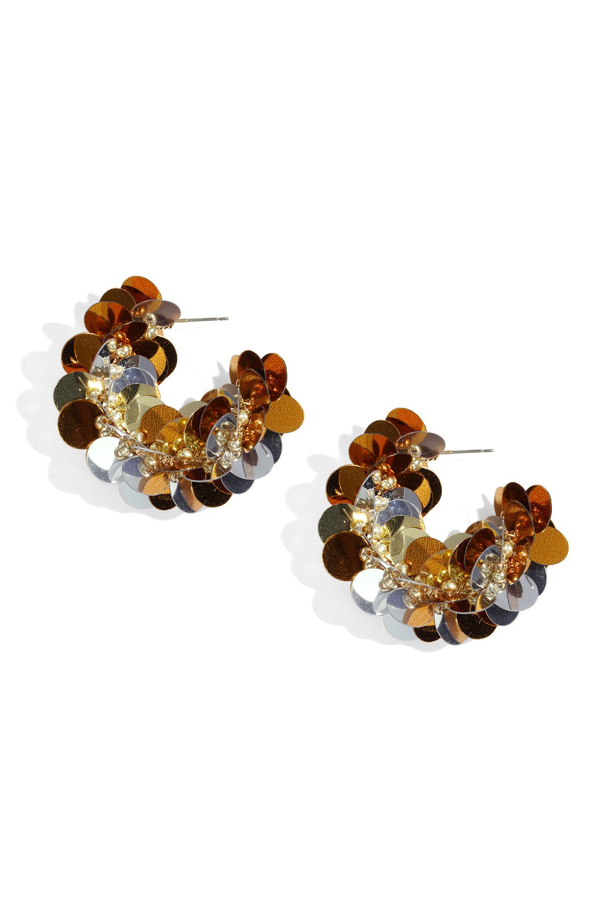 Orecchini a cerchio realizzati con paillettes e perline