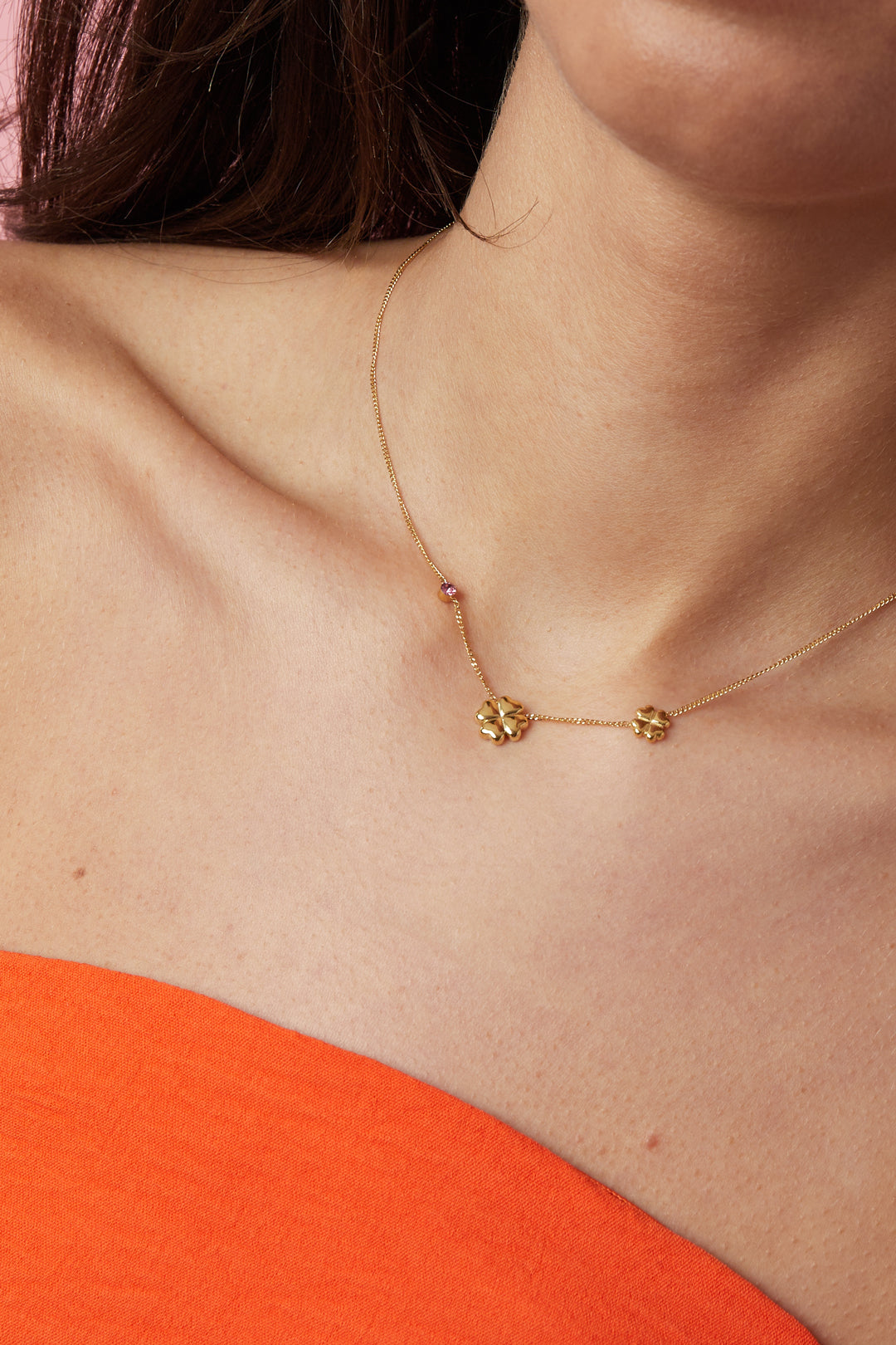 Collana con trifogli e pietre colorate