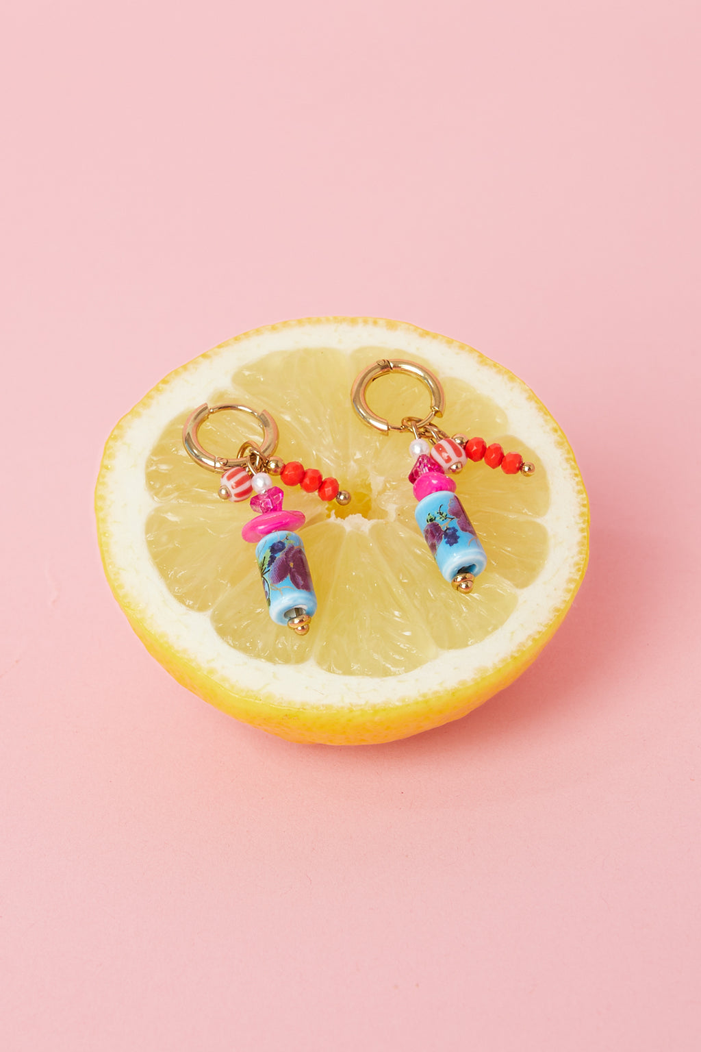 Orecchini con perline pendenti e stampa floreale
