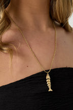 Collana con ciondolo a forma di pesce in movimento