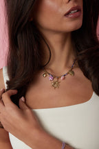 Collana con cordino colorato e pendenti vari viola