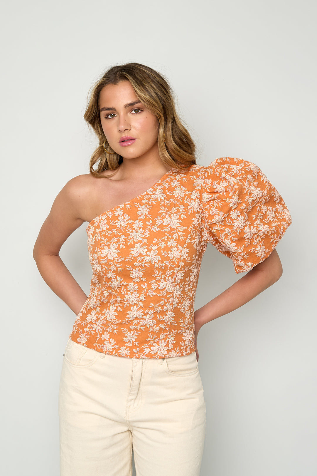 Top a fiori monospalla