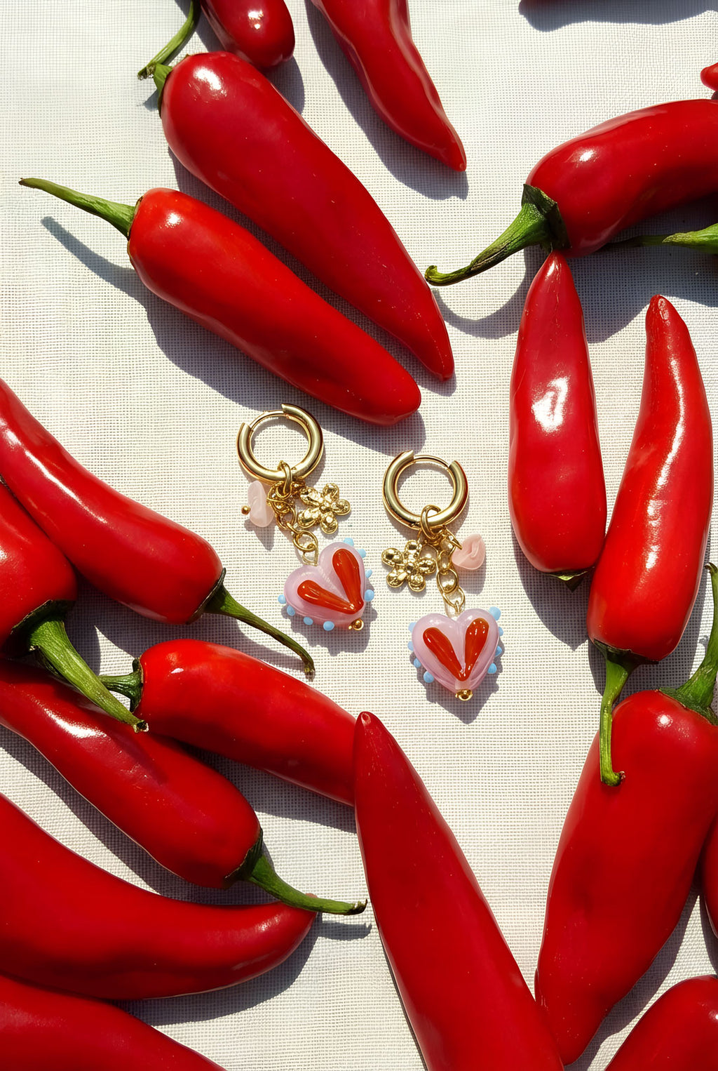 Orecchini con ciondoli a forma di cuore colorati