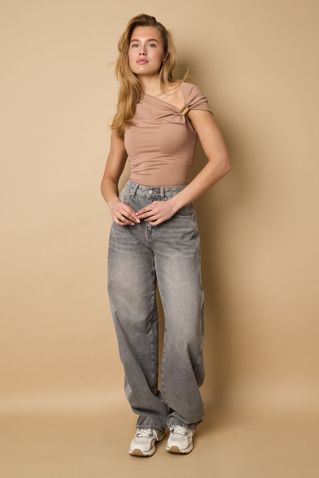 Top con spalle scoperte color oro