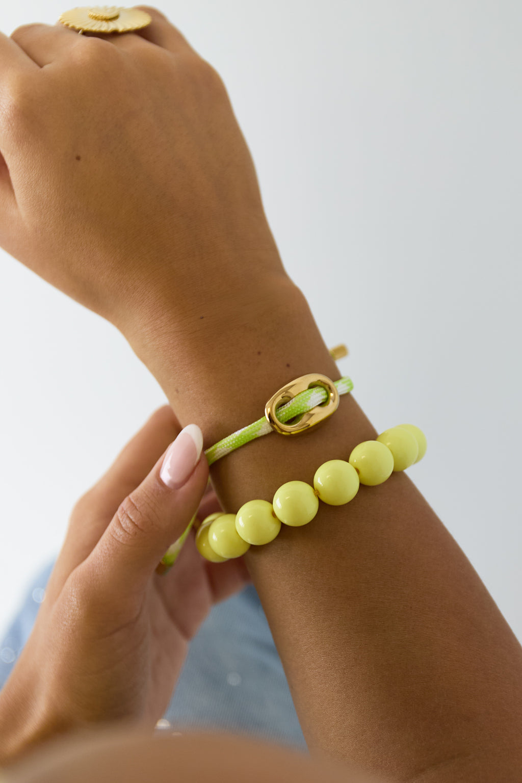 Bracciale con perle grandi e chiusura frontale