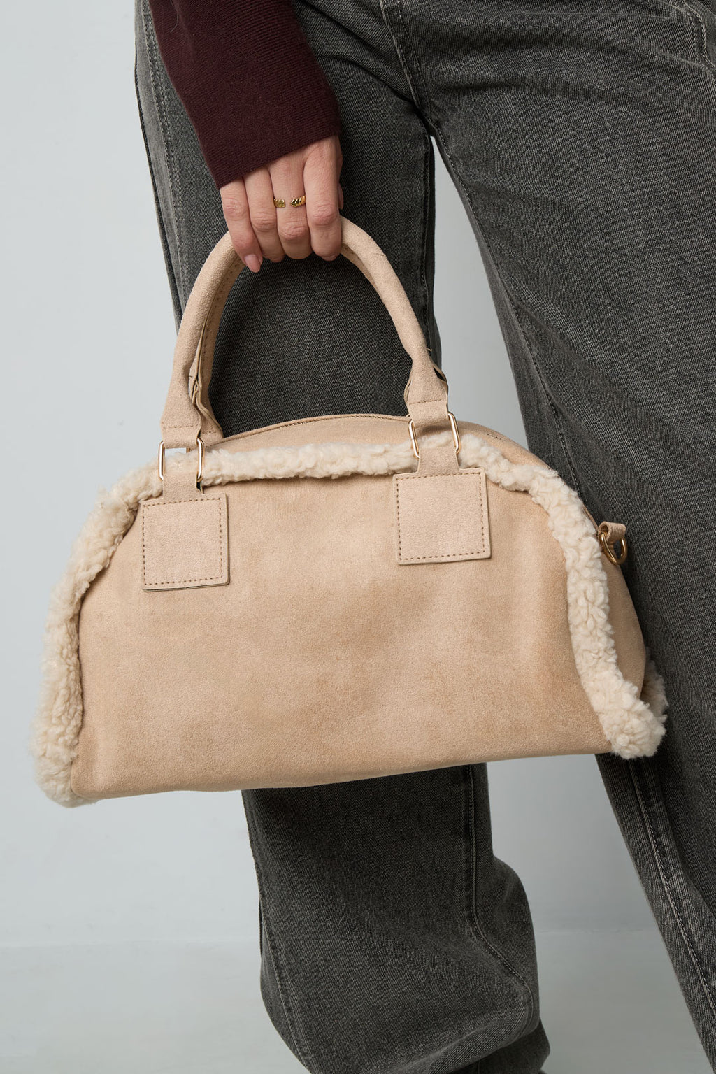 Borsa a tracolla con dettagli in peluche
