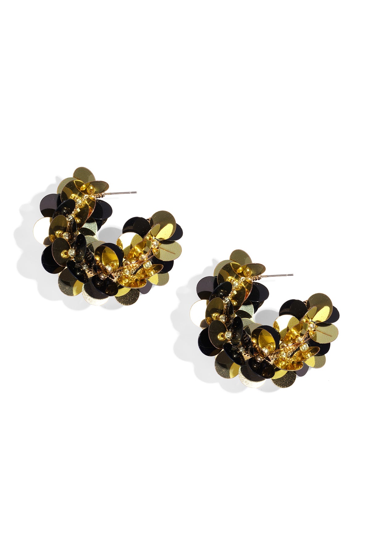 Orecchini a cerchio realizzati con paillettes e perline