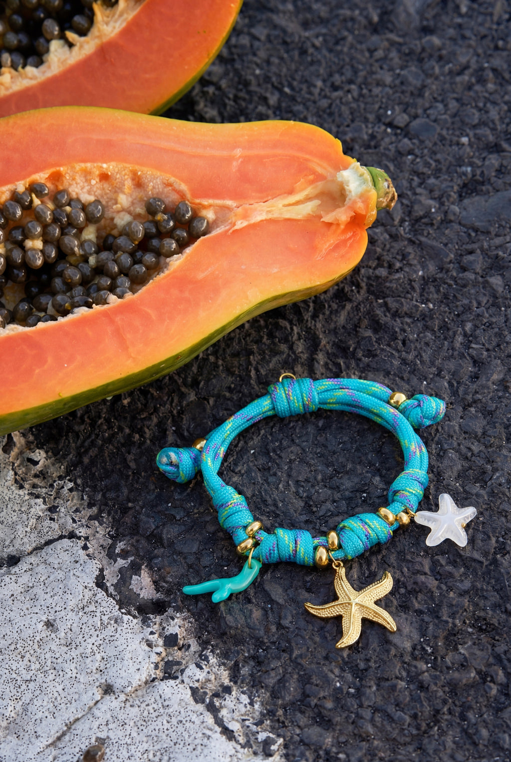 Bracciale in corda con nodi e ciondoli a forma di stella marina