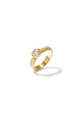 Anello con pietra a forma di cuore