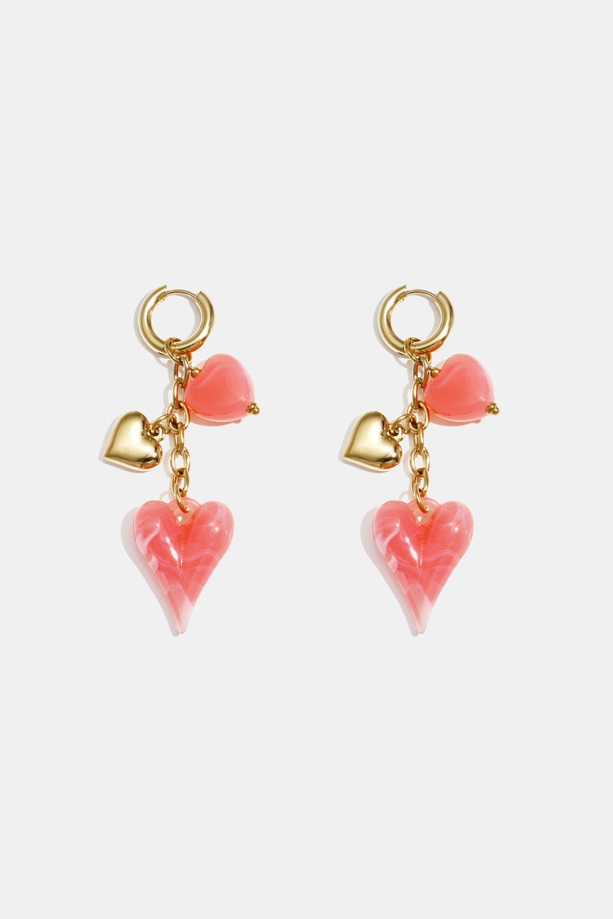 Orecchini con cuori pendenti su una catenina