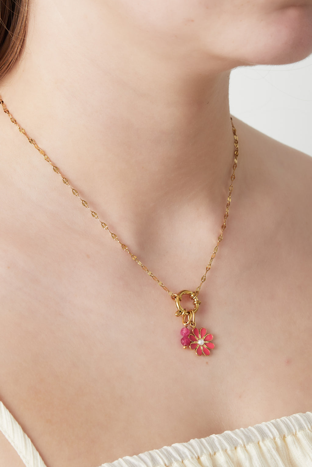 Collana fai da te con fiori rossi