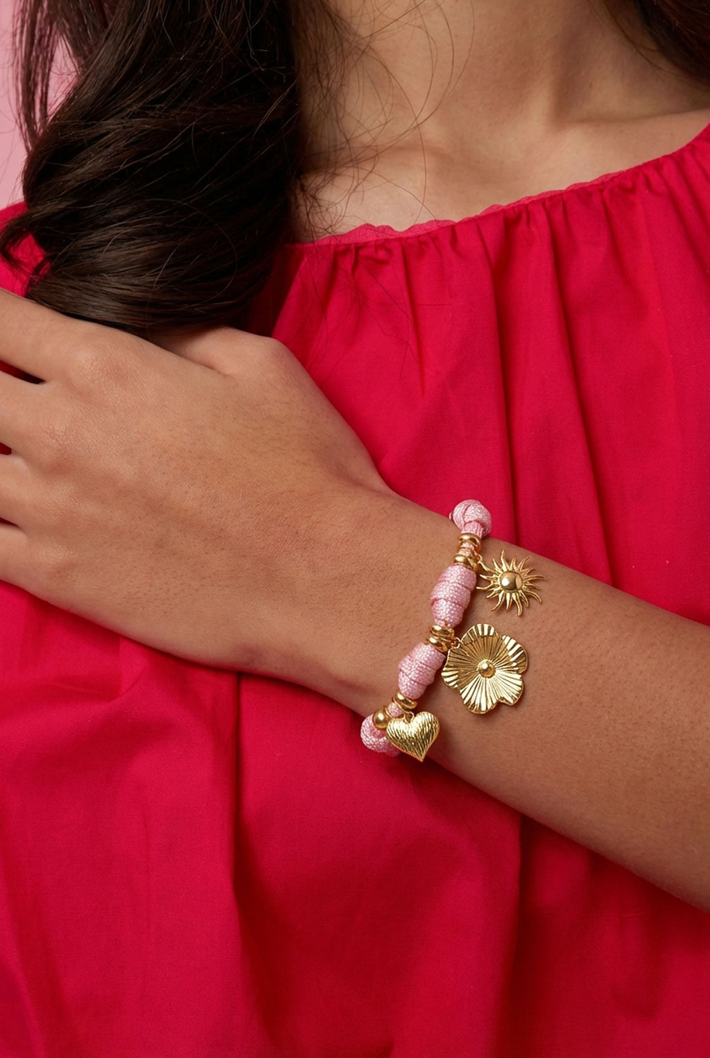 Bracciale in corda con nodi e vari ciondoli